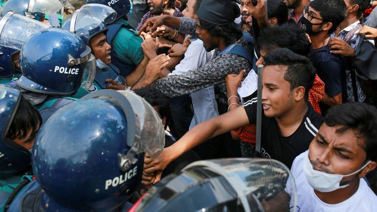 Des manifestants affrontent la police lors d'un rassemblement contre un viol collectif présumé d'une femme dans le district sud de Noakhali