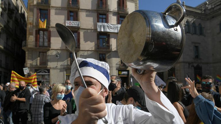 Un cuisinier cogne un pot lors d'une manifestation contre les nouvelles restrictions à Barcelone