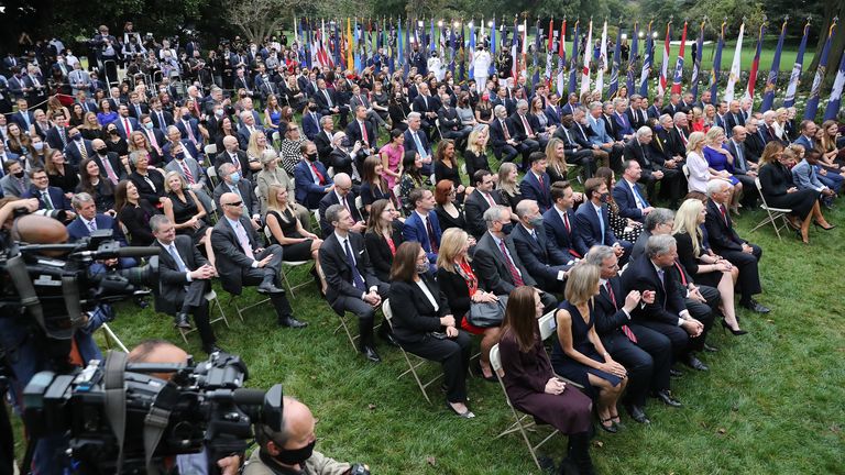 WASHINGTON, DC - 26 SEPTEMBRE: Les invités regardent le président américain Donald Trump présente la 7e juge de la Cour de circuit américaine Amy Coney Barrett en tant que candidate à la Cour suprême dans la roseraie de la Maison Blanche le 26 septembre 2020 à Washington, DC. 