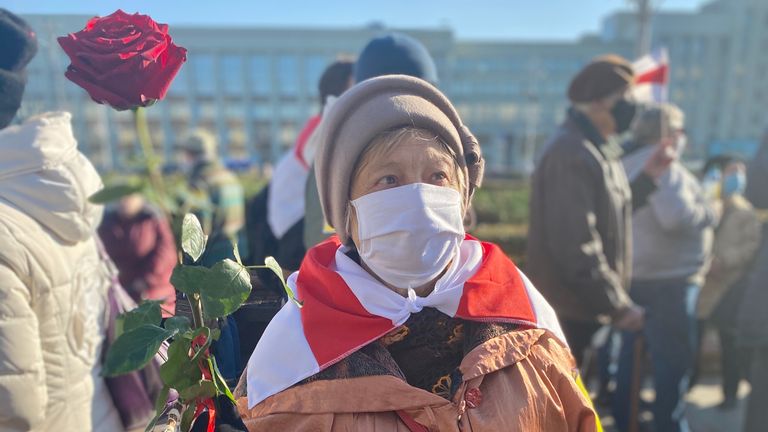 Nina, 81 ans, tenant une rose, a déclaré qu'elle allait à tous les rassemblements et qu'elle n'avait pas peur des autorités.  Photo: Anastasia Leonova 
