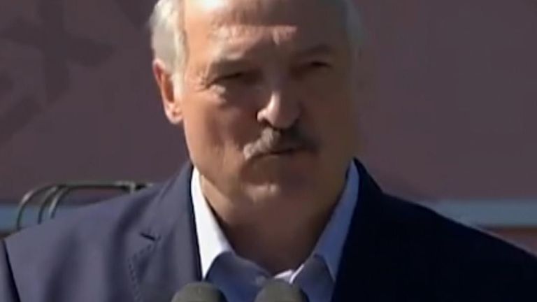 Les travailleurs d'une usine ont crié «partez» ou «partez» au président Alexander Loukachenko alors qu'il visitait une usine à Minsk