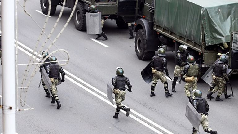 La police court pour bloquer une route alors que les partisans se sont rassemblés dimanche