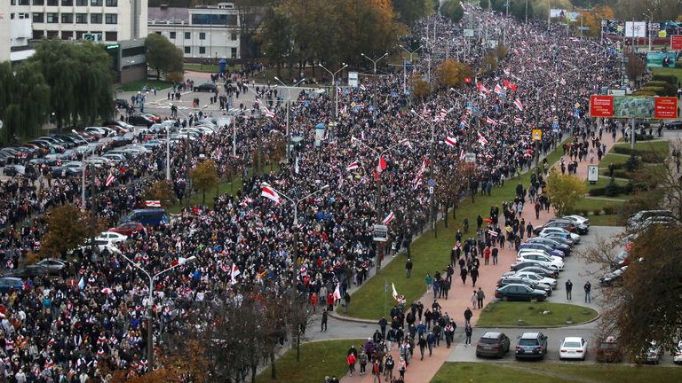 Les gens assistent à un rassemblement de l'opposition pour rejeter les résultats de l'élection présidentielle biélorusse à Minsk, Biélorussie, le 25 octobre 2020. BelaPAN via REUTERS ATTENTION AUX RÉDACTEURS - CETTE IMAGE A ÉTÉ FOURNIE PAR UN TIERS.  CRÉDIT OBLIGATOIRE.