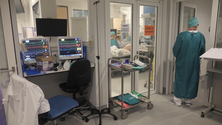 Un service de soins intensifs est plein