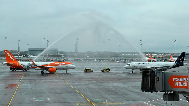 Les pompiers pulvérisent de l'eau pour accueillir les avions des compagnies aériennes Lufthansa (R) et Easyjet, les premiers à arriver à l'aéroport de Berlin 