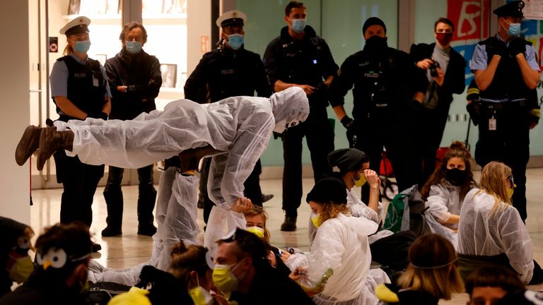 Des militants climatiques déguisés en pingouins bloquent le hall du terminal principal de l'aéroport de Berlin 