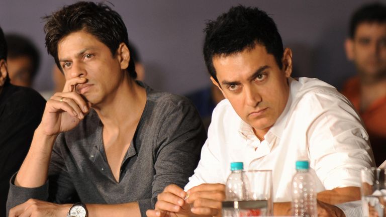 Les acteurs du cinéma bollywoodien indien Shah Rukh Khan (à gauche) et Aamir Khan tiennent une conférence de presse conjointe à Mumbai le 7 avril 2009. Les deux principaux acteurs de Bollywood, Aamir Khan et Shahrukh Khan, ont appelé à une refonte de la distribution des recettes au box-office pour mettre fin à un stand -off entre producteurs et propriétaires de multiplex
