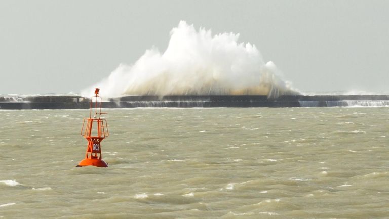 Les vagues martèlent la digue à Boulogne-sur-Mer