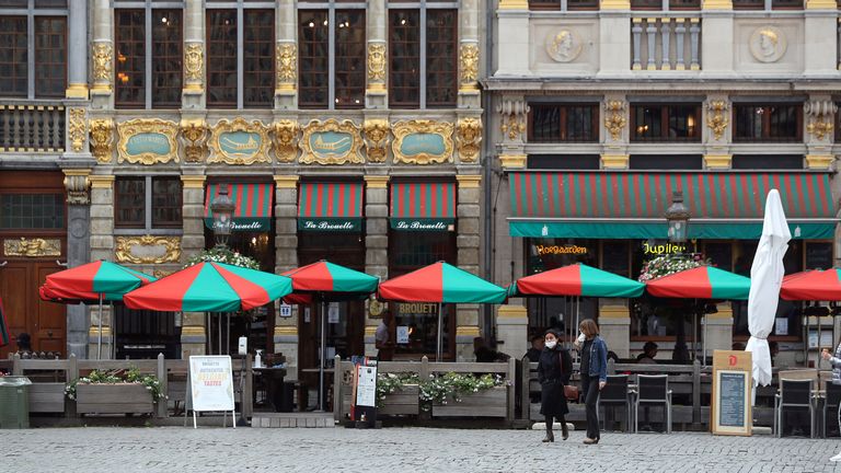 Des gens marchent sur la Grand-Place de Bruxelles, alors que la propagation de la maladie à coronavirus (COVID-19) se poursuit, en Belgique