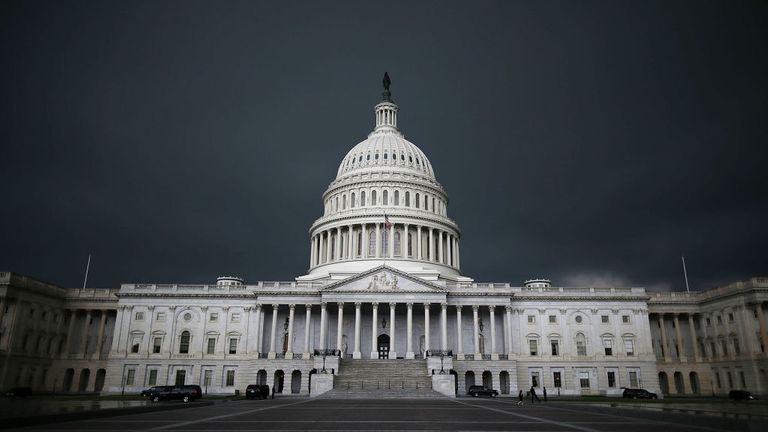 WASHINGTON, DC - 13 juin: des caillots de tempête remplissent le ciel au-dessus du Capitole américain, le 13 juin 2013 à Washington, DC.  On prévoit que des tempêtes potentiellement dommageables frapperont certaines parties de la côte est, avec le potentiel de provoquer des pannes d'électricité généralisées.  (Photo par Mark Wilson / Getty Images)