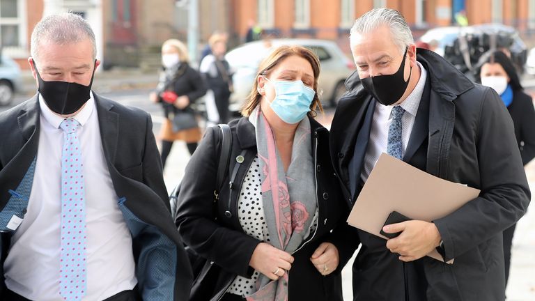 Caroline, la veuve de Garda Adrian Donohoe, quitte le tribunal pénal central de Dublin après la condamnation