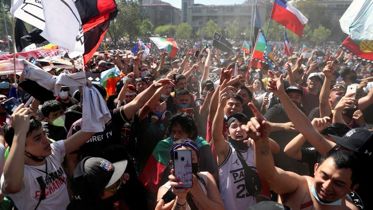 Des manifestants inondent les rues de Santiago du Chili