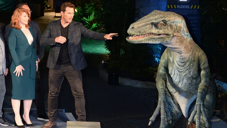 Stars Chris Pratt et Bryce Dallas Howard lors de l'ouverture de Jurassic World - The Ride aux Universal Studios à Hollywood en 2019