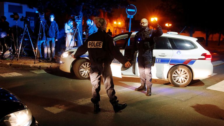 Des policiers sécurisent la zone près des lieux d'une attaque au couteau dans la banlieue parisienne de Conflans St Honorine, France, 16 octobre 2020