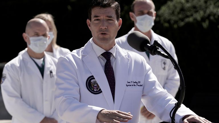 Le Dr Sean Conley, médecin de la Maison Blanche, parle aux médias de la santé du président américain Donald Trump