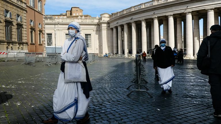 Les sœurs missionnaires de Mère Teresa de Calcutta portaient des masques alors qu'elles traversaient le Vatican cette semaine