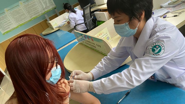 Mme Wu est photographiée en train de se faire vacciner