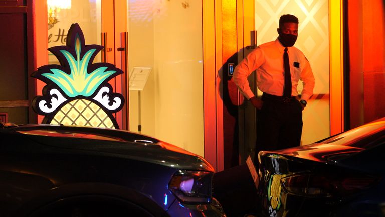 Un gardien de sécurité se tient à l'extérieur d'un hôtel utilisé par les sans-abri et les travailleurs des services d'urgence