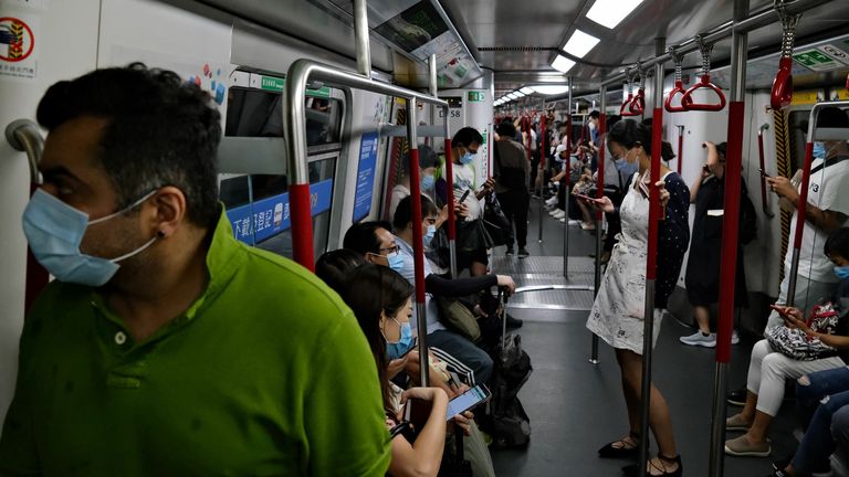 Les passagers du système MTR de Hong Kong portent des masques depuis le début de la pandémie