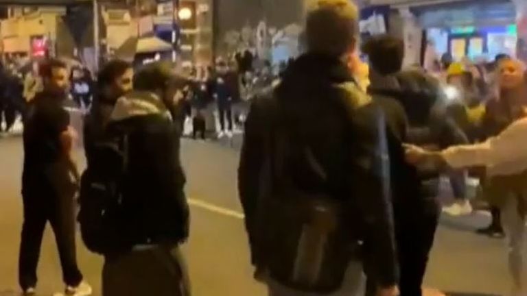 Une partie de cricket a éclaté à Peckham samedi soir.  Pic: Film de James Jones