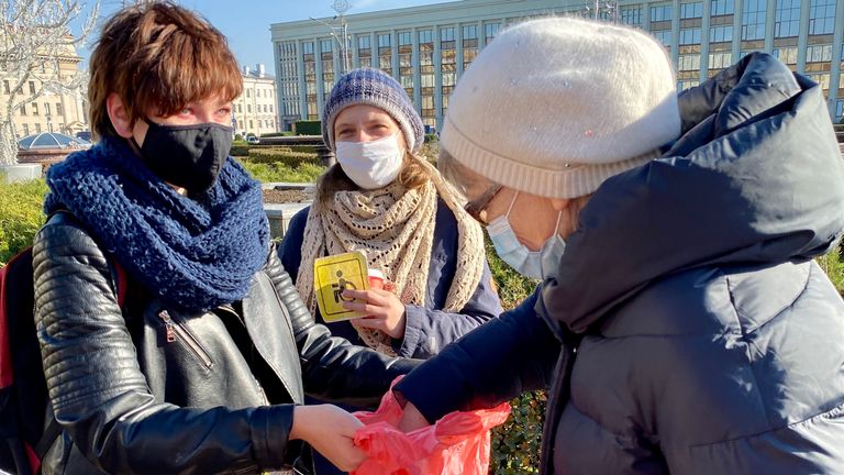Des bénévoles distribuent de la nourriture sur la place Pic: Anastasia Leonova 