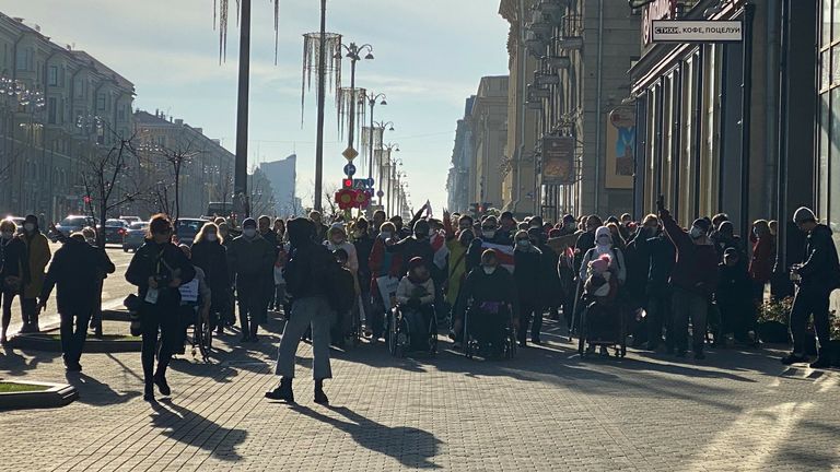 Le rallye est vu en train de descendre l'avenue de l'indépendance.  Photo: Diana Magnay