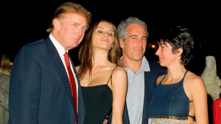 Donald Trump, Melania Trump, Jeffrey Epstein et Ghislaine Maxwell posent ensemble au club Mar-a-Lago, Palm Beach, Floride, le 12 février 2000