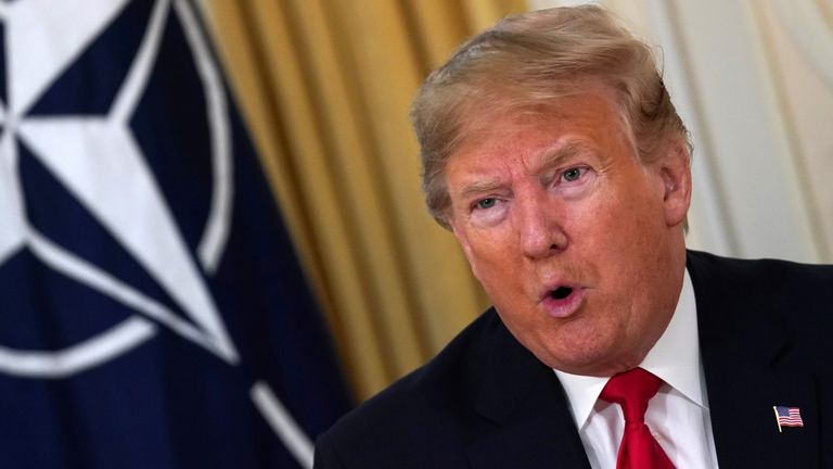 Donald Trump assiste à une réunion avec le secrétaire général de l'OTAN, Jens Stoltenberg 