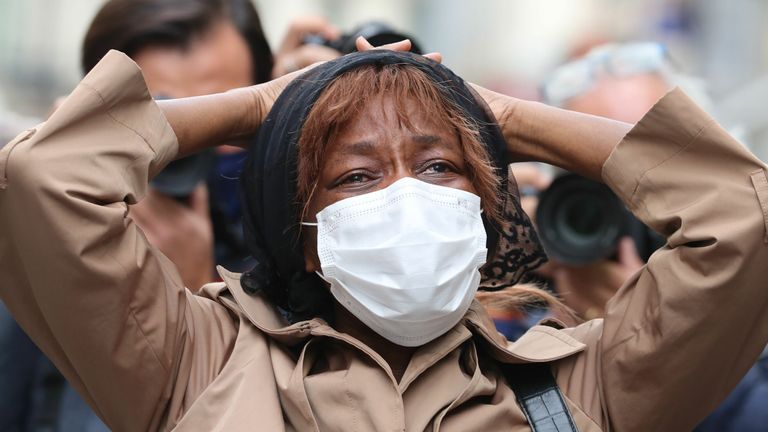 Un proche du sacristain victime d'une attaque au couteau pleure devant la basilique Notre-Dame de Nice à Nice le 29 octobre 2020. - Les procureurs nationaux antiterroristes français ont déclaré jeudi qu'ils avaient ouvert une enquête pour meurtre après qu'un homme en a tué trois. personnes dans une basilique du centre de Nice et en a blessé plusieurs autres.  Le maire de la ville, Christian Estrosi, a déclaré aux journalistes sur les lieux que l'assaillant, détenu peu après par la police, 