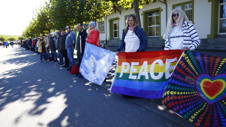 Les manifestants pour la paix ont formé une chaîne alors que des groupes d'extrême droite marchaient