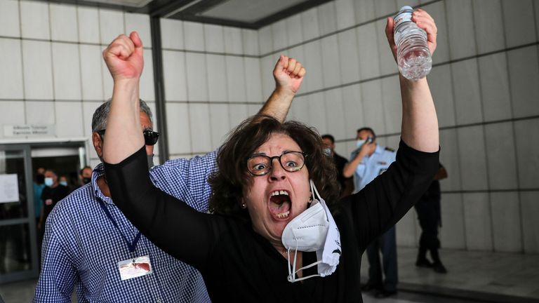 Magda Fyssa, mère du rappeur antiraciste grec Pavlos Fyssas, tué en 2013 par le partisan de Golden Dawn Giorgos Roupakias, réagit après un procès de dirigeants et de membres du parti d'extrême droite Golden Dawn, à Athènes, Grèce