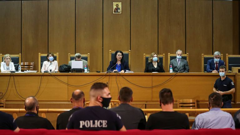 Le juge président Maria Lepenioti assiste à un procès de dirigeants et de membres du parti d'extrême droite Golden Dawn dans un tribunal d'Athènes, Grèce