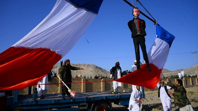 Des manifestants accrochent une effigie d'Emmanuel Macron près de Herat en Afghanistan