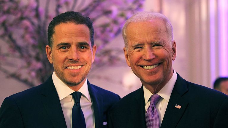 WASHINGTON, DC - 12 AVRIL: Le président du conseil d'administration du Programme alimentaire mondial, Hunter Biden (à gauche) et le vice-président américain Joe Biden, assistent à la cérémonie annuelle du Prix du leadership McGovern-Dole du Programme alimentaire mondial à l'Organisation des États américains le 12 avril 2016 à Washington, DC.  (Photo par Teresa Kroeger / Getty Images pour World Food Programme USA)
