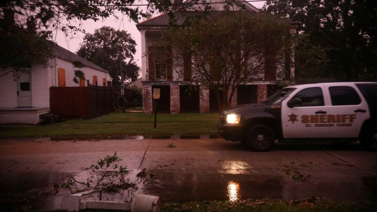 ARABI LA - 28 OCTOBRE: Débris dans les rues pendant que l'œil de l'ouragan Zeta passe le 28 octobre 2020 à Arabi, en Louisiane.  Un record Sept hurrIcanes ont frappé la côte du golfe en 2020, provoquant une destruction prolongée de la région (Photo de Sandy Huffaker / Getty Images)