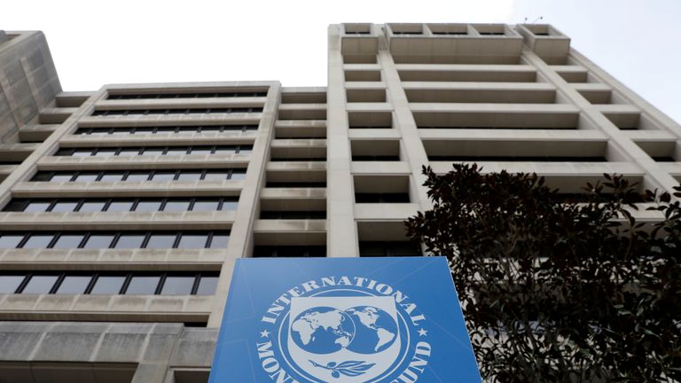 FILE PHOTO: Le bâtiment du siège du Fonds monétaire international (FMI) est vu avant les réunions de printemps FMI / Banque mondiale à Washington, États-Unis, le 8 avril 2019