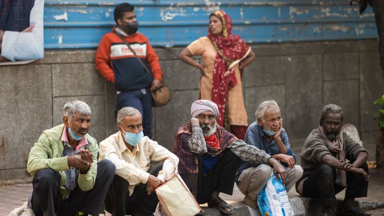 Des gens attendent dans une rue à l'extérieur d'un temple pour obtenir de la nourriture gratuite à New Delhi le 29 octobre 2020. - Le 29 octobre, l'Inde a dépassé huit millions de cas de coronavirus, le deuxième pays le plus touché au monde se préparant à une éventuelle deuxième vague avant l'hiver et une série de fêtes religieuses.  (Photo par Jewel SAMAD / AFP) (Photo par JEWEL SAMAD / AFP via Getty Images)