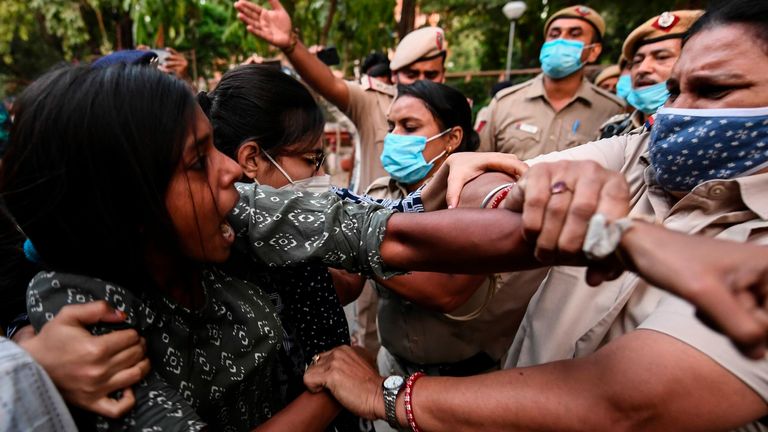Une étudiante affronte la police lors d'une manifestation à New Delhi