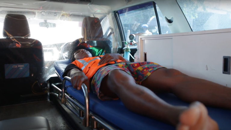 Les délinquants se sont relayés allongés dans une ambulance comme punition 