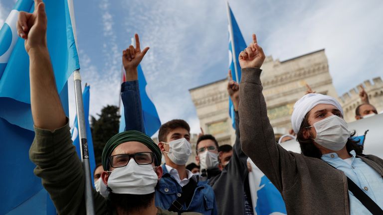 Des manifestants portant des masques sont vus lors d'une manifestation à Istanbul dimanche