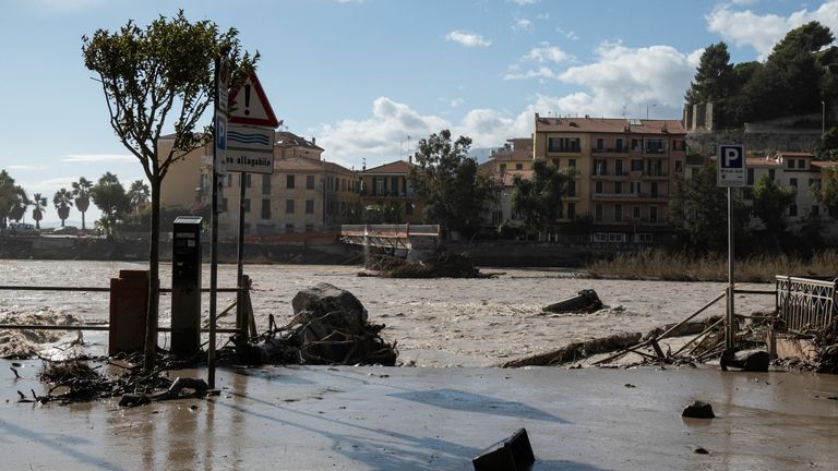 La passerelle effondrée de Squarciafichi (arrière) est photographiée par la rivière Roya à Vintimille le 3 octobre 2020 après avoir été inondée pendant la nuit, submergeant toute la ville d'eau et de boue.