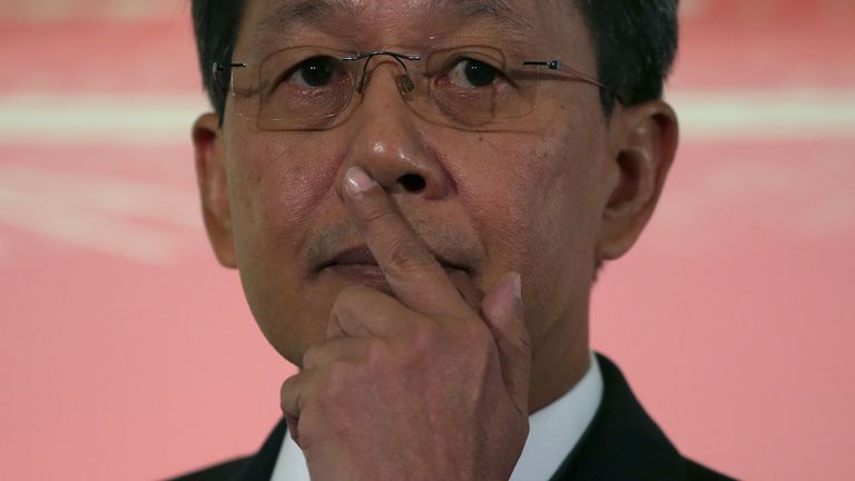 Izham Ismail, PDG de Malaysia Airlines, fait des gestes lors d'une conférence de presse à Londres le 1er février 2019