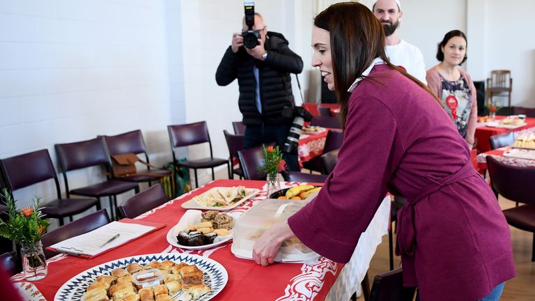 Mme Ardern a apporté les scones pour remercier les bénévoles de la maison polonaise à Auckland 