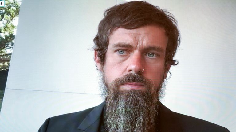 Le PDG de Twitter, Jack Dorsey, témoigne à distance lors d'une audition pour discuter de la réforme de l'article 230 du Communications Decency Act avec de grandes entreprises technologiques le 28 octobre 2020 à Washington, DC.  - Des sénateurs américains et des PDG de la technologie se sont ceinturés pour un affrontement mercredi sur une loi rendant les services en ligne exonérés de toute responsabilité pour le contenu tiers lors d'une audience visant à débattre de la gestion des médias sociaux par la Silicon Valley.  (Photo par Greg Nash / POOL / AFP) (Photo par GREG NASH / POOL / AFP via Getty Images)
