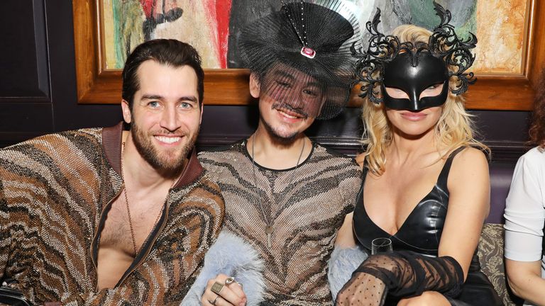 Londres, ANGLETERRE - 05 DÉCEMBRE: (L à R) Jared Murillo, Prince Azim de Brunei et Pamela Anderson assister au lancement de la collection exclusive Coco De Mer de Pamela Anderson chez Morton's le 5 décembre 2017 à Londres, en Angleterre.  (Photo par David M. Benett / Dave Benett / Getty Images)