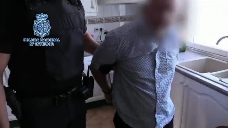 John Gilligan a été emmené menotté.  Pic: Policia Nacional