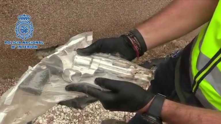 La police enquête pour savoir si le revolver est celui utilisé pour assassiner Veronica Guerin.  Pic: Policia Nacional