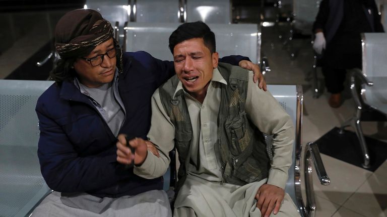 Un Afghan qui a perdu son frère pleure dans un hôpital après un attentat suicide à Kaboul, en Afghanistan, le 24 octobre 2020.REUTERS / Mohammad Ismail
