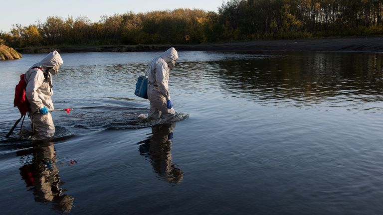 Greenpeace a collecté des échantillons dans la région pour tenter d'en trouver la cause