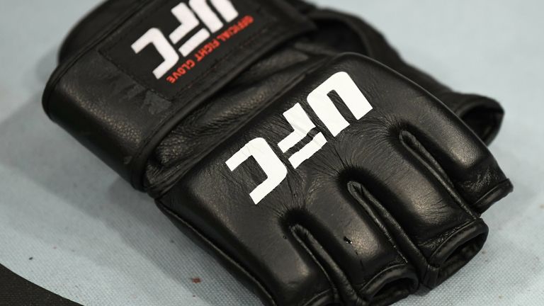 Les gants de Khabib de son combat (Pic: UFC Twitter)